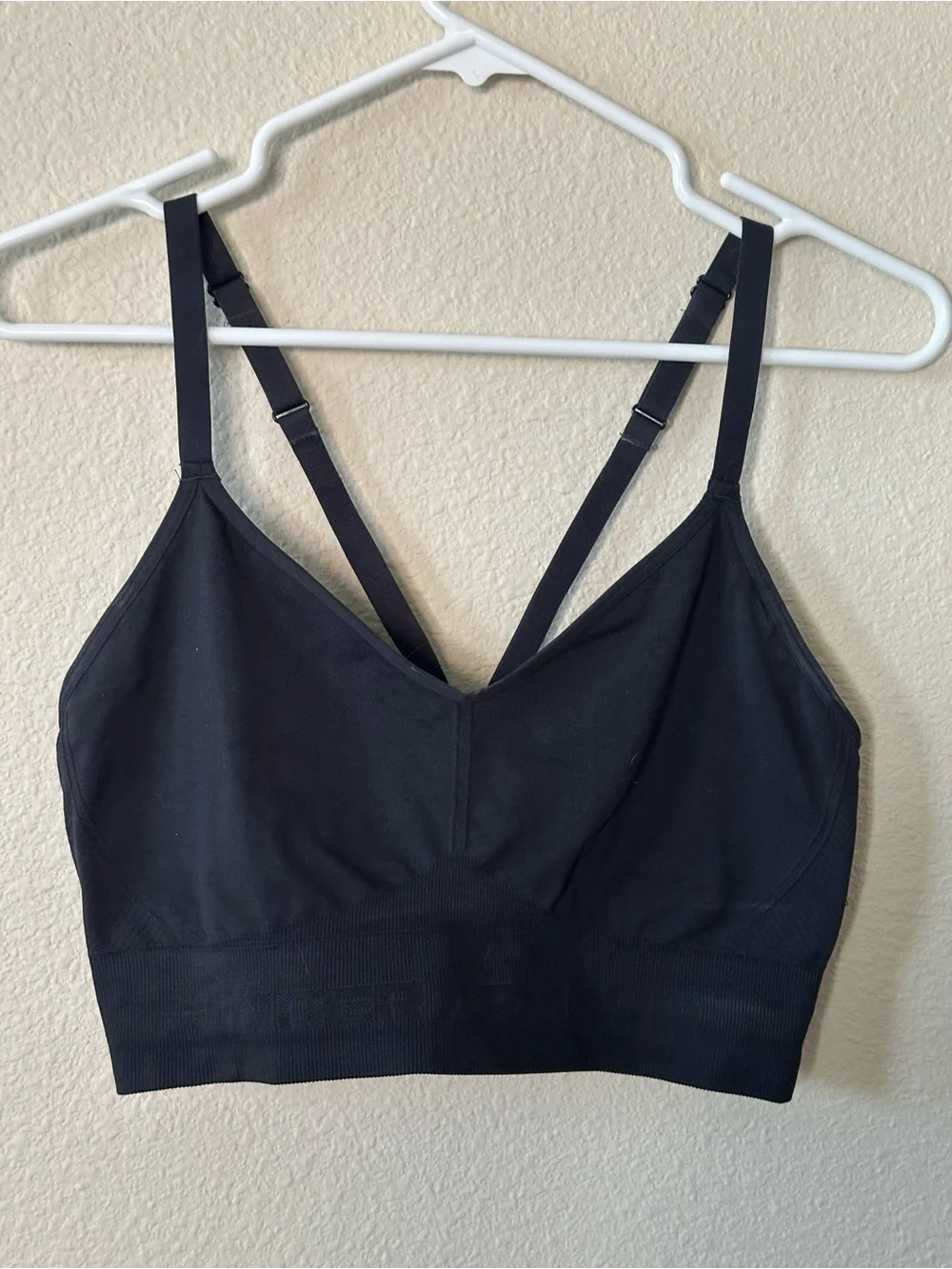 Under Armour women's Black Seamless V-Neck Bralette  size L/ NWOT 1002